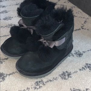 Toddler black Pom Pom now uggs